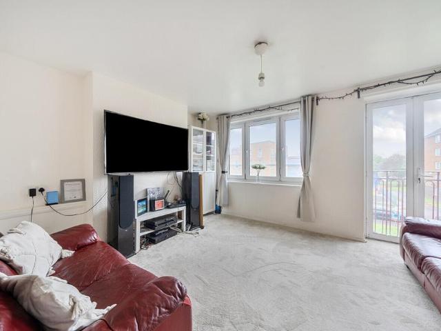 Flat for sale in London Borough of Merton, Mitcham