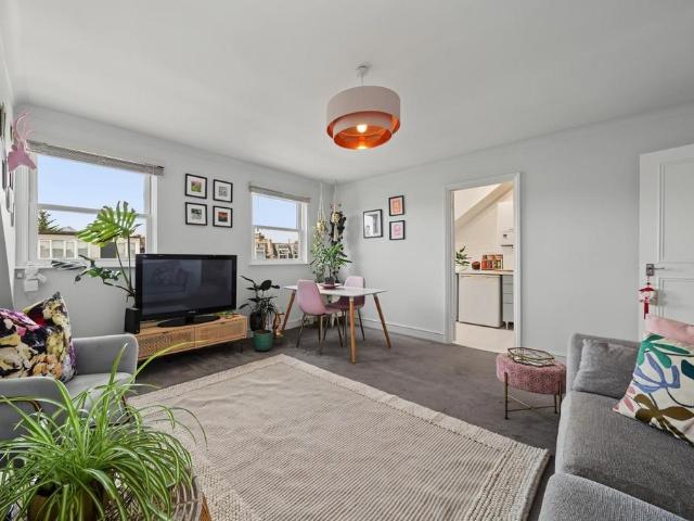 Flat for sale in Brownswood Park, Stoke Newington
