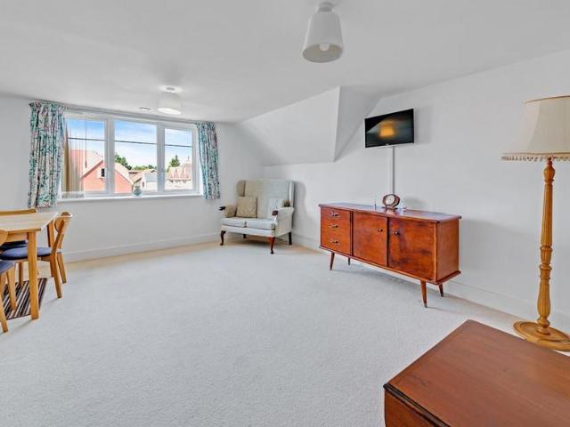 Flat for sale in London Borough of Croydon, Sanderstead
