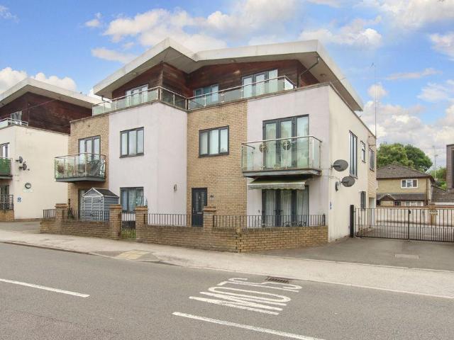 Flat for sale in Pouchen End, Hertfordshire