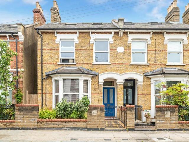 Flat for sale in Hornsey, Greater London