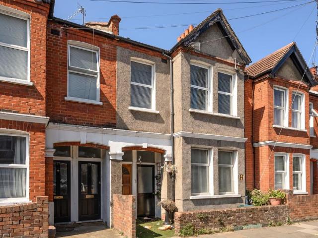 Flat for sale in London Borough of Merton, Collier's Wood
