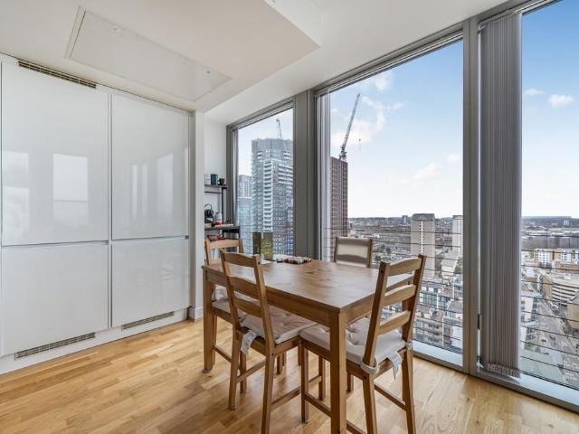 Flat for sale in Canary Wharf, Greater London