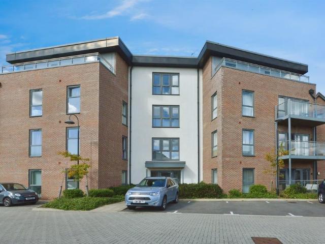 Flat for sale in Monkston Park, Milton Keynes