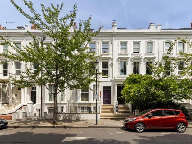 Flat for sale in Kensington, Greater London