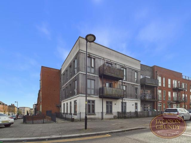 Flat for sale in Upton