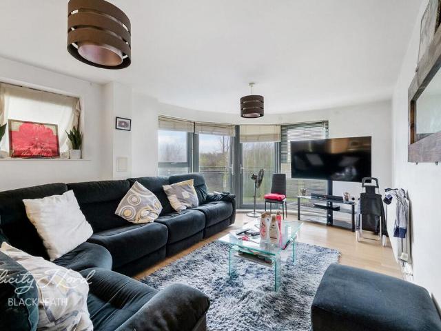 Flat for sale in Charlton, Greater London