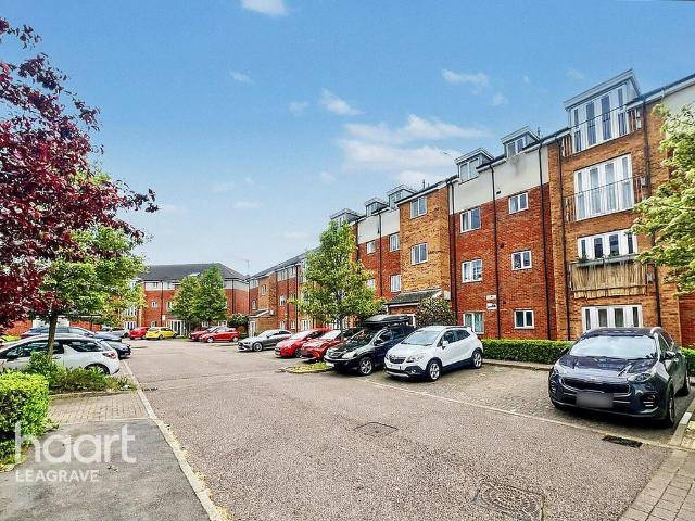 Flat for sale in Dunstable, Bedfordshire