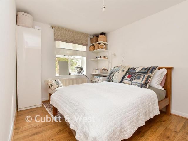 Flat for sale in Carshalton Beeches, Greater London
