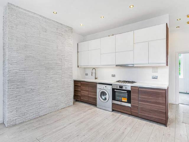 Flat for sale in London Borough of Croydon, Selhurst