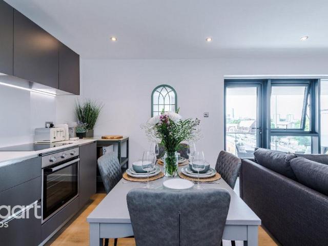 Flat for sale in Richmond Hill, West Yorkshire