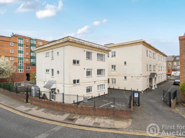 Flat for sale in London Borough of Ealing, Hanwell