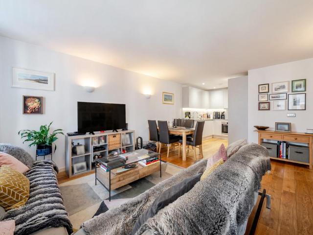 Flat for sale in Camberwell, Greater London