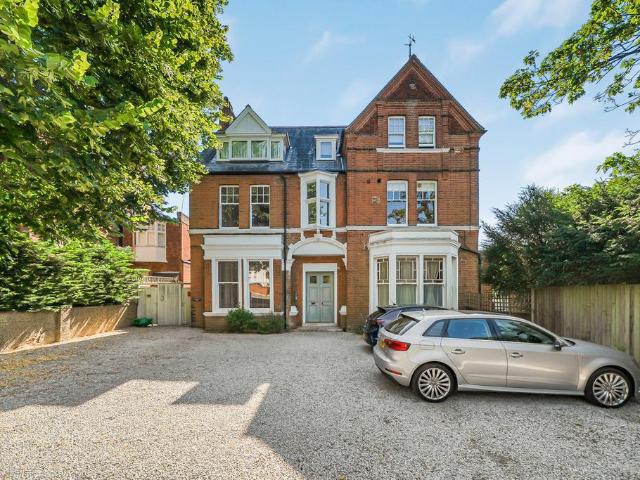 Flat for sale in London Borough of Ealing, Park Royal