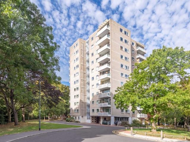 Flat for sale in London Borough of Wandsworth, Greater London