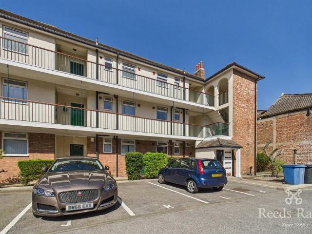 Flat for sale in Calderstones