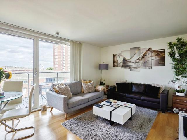 Flat for sale in Hayes, Greater London