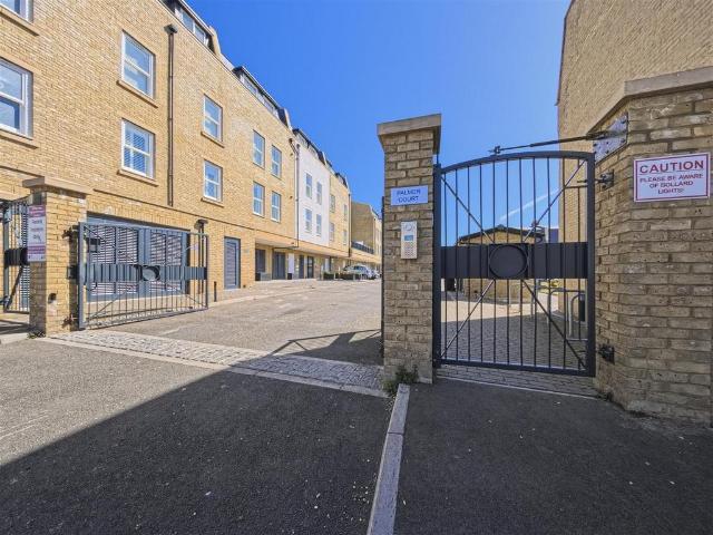 Flat for sale in Oxenden, The Bridge