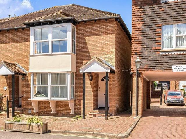 Flat for sale in Arundel, Clapham