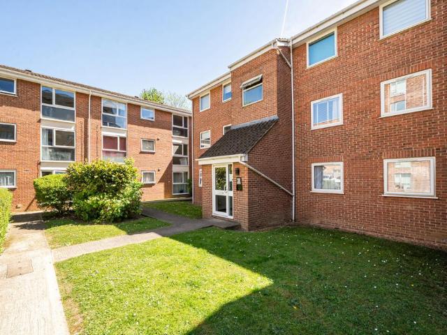 Flat for sale in London Borough of Ealing, Greater London