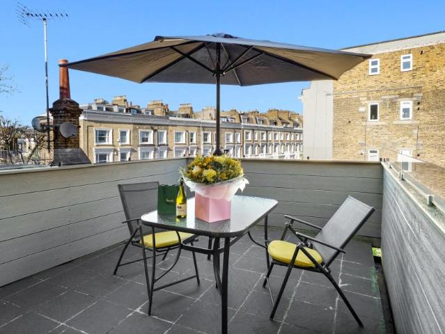 Flat for sale in Earl's Court, Greater London