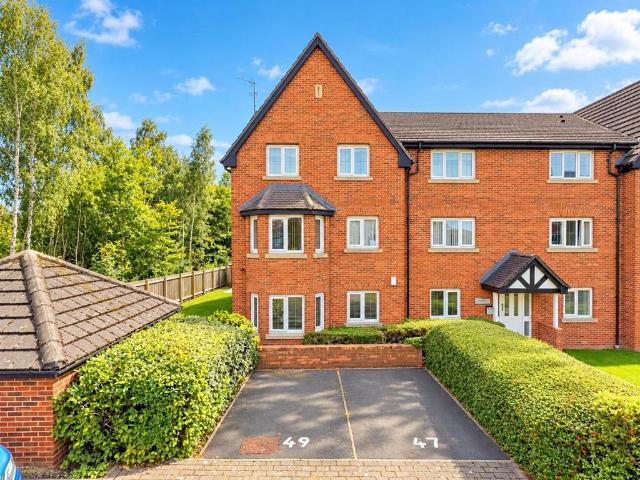 Flat for sale in Farsley, Leeds