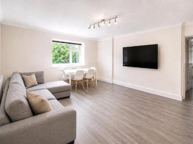 Flat for sale in Hatch End, Greater London