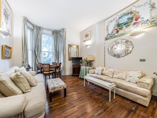 Flat for sale in Earl's Court, Greater London