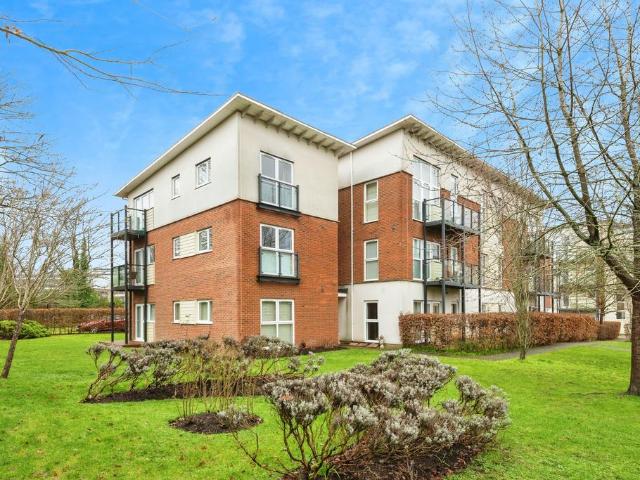 Flat for sale in Pachesham Park, Surrey