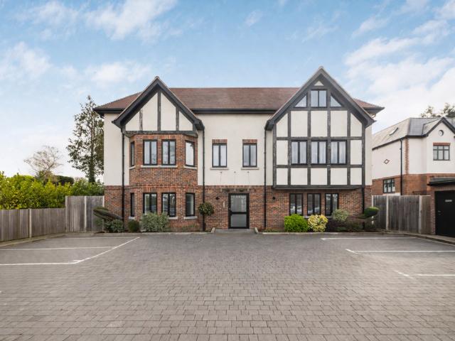 Flat for sale in Hayes, Greater London