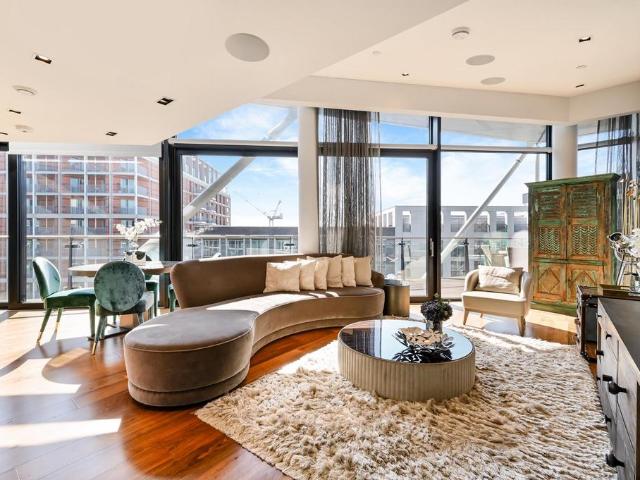 Flat for sale in Nine Elms, Greater London