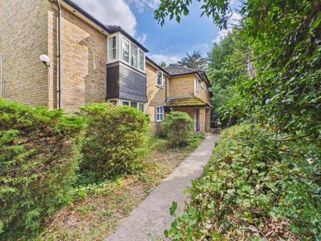 Flat for sale in Chepping Wycombe, Loudwater