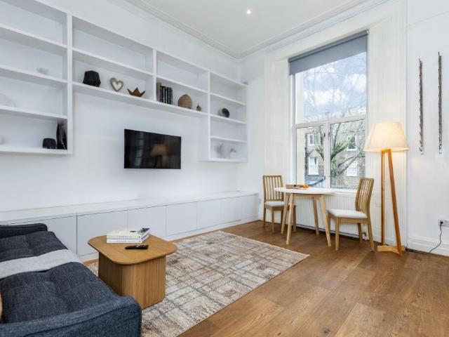 Flat for sale in Earl's Court, Greater London