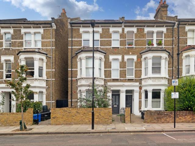 Flat for sale in Maida Hill, Greater London