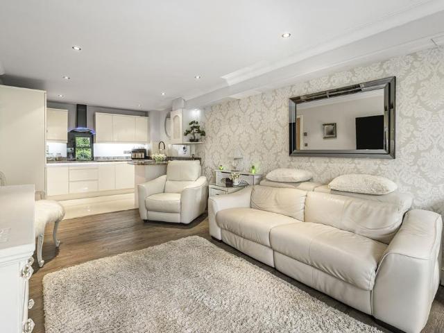 Flat for sale in Oaklands, Fretherne