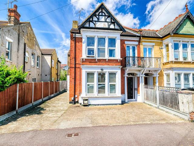 Flat for sale in Alton Barnes, Essex