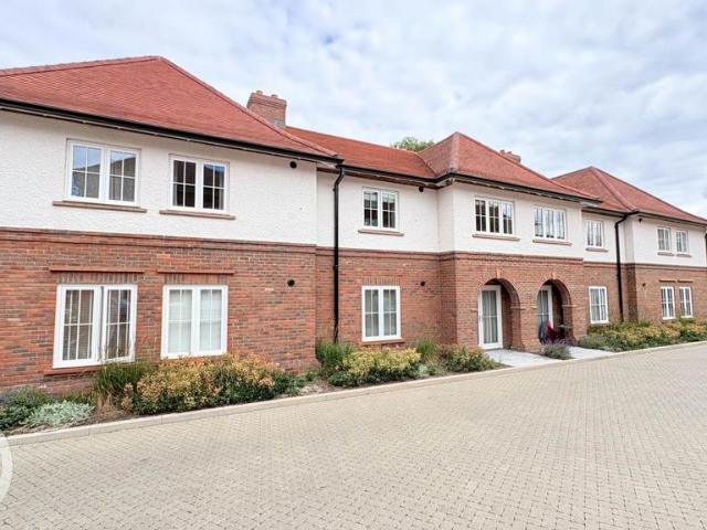 Flat for sale in Jackmans Estate, King's Walden