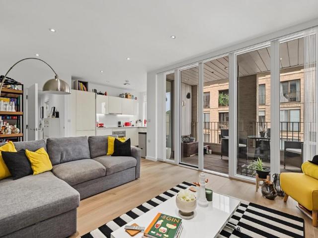 Flat for sale in Stoke Newington, Greater London