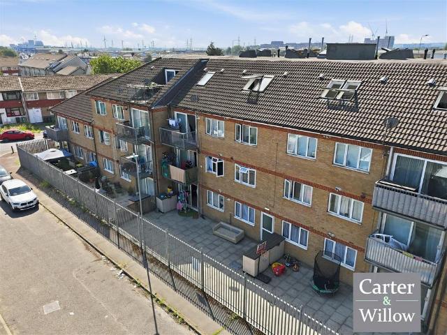 Flat for sale in Thames View, Greater London