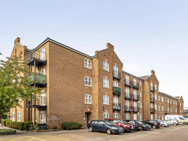 Flat for sale in Southcourt, Aylesbury