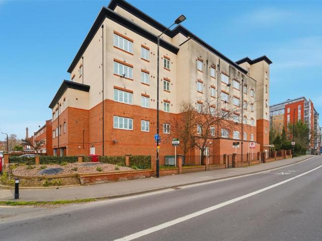 Flat for sale in Slough