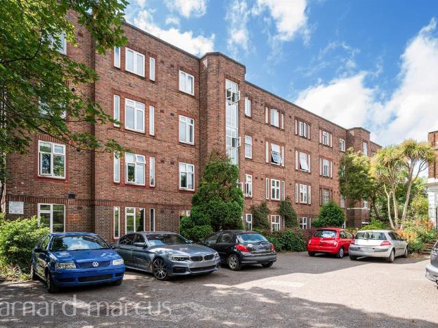 Flat for sale in Mortlake, Greater London