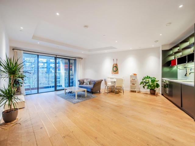 Flat for sale in London City Island, Blackwall