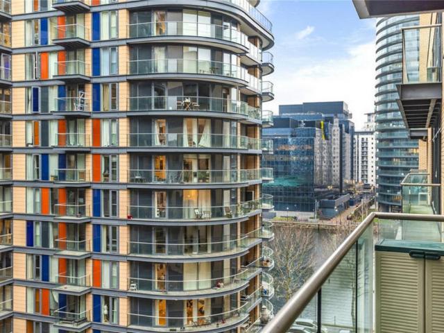 Flat for sale in Isle Of Dogs, Greater London
