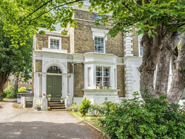Flat for sale in Surbiton, Greater London