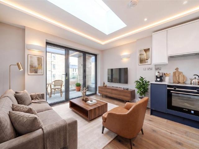 Flat for sale in Shepherd's Bush, Greater London