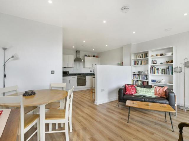 Flat for sale in Millwall, Greater London
