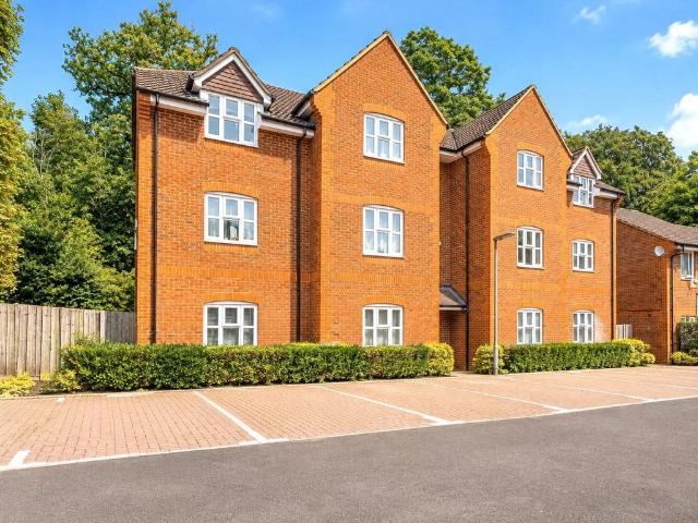 Flat for sale in Knaphill, Woking