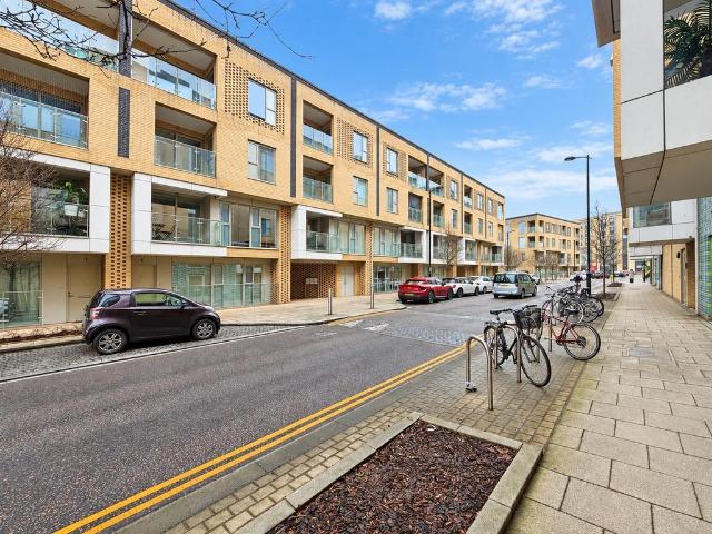 Flat for sale in Petersfield, Cambridge