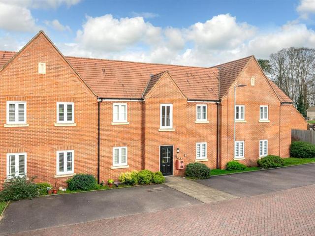Flat for sale in Manor Estate, Pouchen End